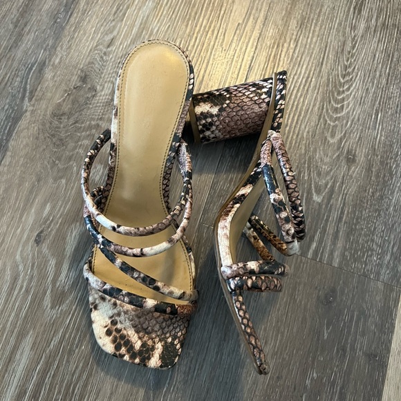 Stylish Snakeskin Pattern Women's Heels - Picture 2 of 2